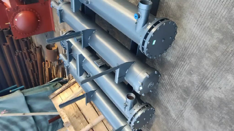 1400KW降膜蒸發(fā)器擺滿了