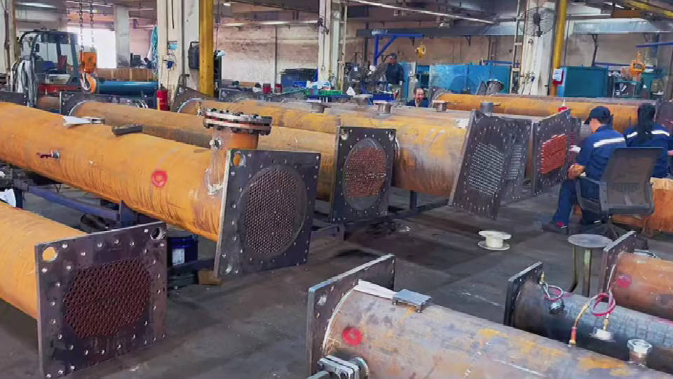 夏至未至，工地上的磚已經(jīng)很燙手了